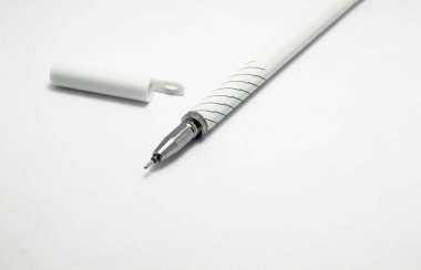 Beyaz bir arka plan üzerinde izole beyaz tükenmez kalem