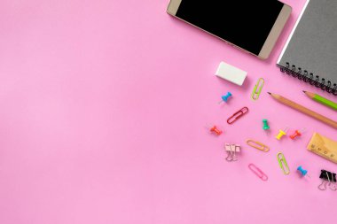 Kopya alanı, üst görünüm ile renkli arka planda akıllı telefon ve ofis ekipmanları veya aksesuarları mock up