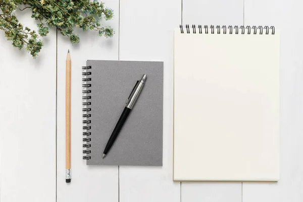 Escritorio de oficina maqueta de plantilla con mesa, cuaderno, pluma y lápiz. Vista desde arriba con espacio de copia —  Fotos de Stock