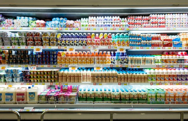 Ubon Ratchathani, Tajlandia-21 sierpnia 2018: produkt mleczarski i jogurt na półce w supermarket makro. Wnętrze supermarketu w: Ubon Ratchathani, Thailand — Zdjęcie stockowe