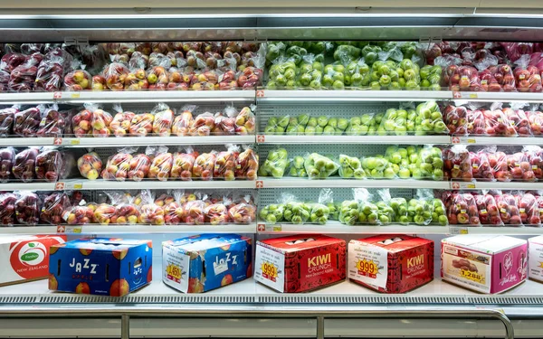 Ubon Ratchathani, Tailandia - 21 de agosto de 2018: Muchas frutas de manzana en el estante del supermercado makro. Interior del supermercado en Ubon Ratchathani, Tailandia —  Fotos de Stock