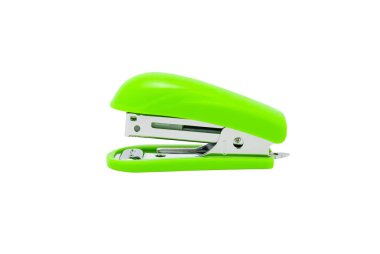 Stapler, ofis donanımları yeşil renk beyaz arka planda izole, kırpma yolu ile.