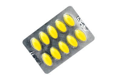 Sarı kapsül tıp beyaz bir arka planda izole bir panel, sarı haplar