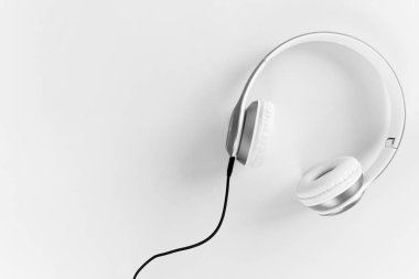 Siyah kablo ile kulaklıklar gri bir arka planda. Müzik gevşeme kavramı.