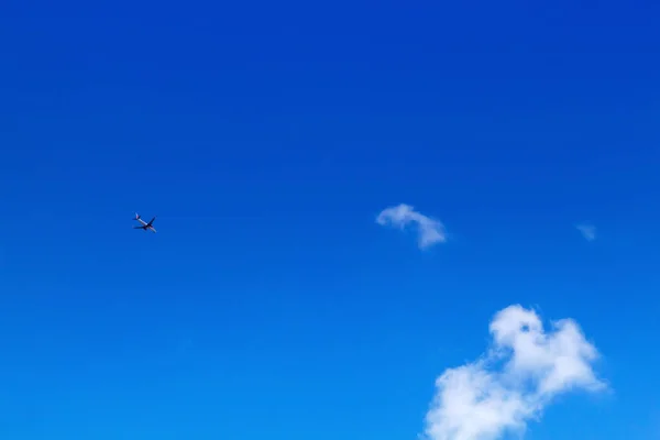 Airplane in the sky on a background of blue sky and white clouds. with blank copy space. — Stock Photo, Image