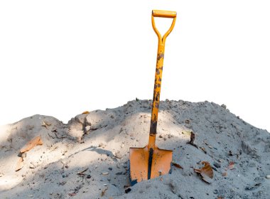 Eski turuncu kürek beyaz arka planda izole kum yığını üzerinde. Kırpma yolu ile