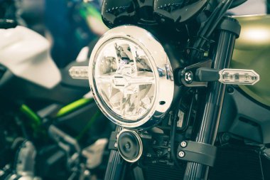 Motosiklet farlar. Dış Detaylar. Yakın çekim detay modern bir motosiklet üzerinde LED farlar
