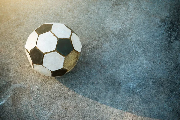 Eski futbol beton arka plan ve Shadow eski futbol