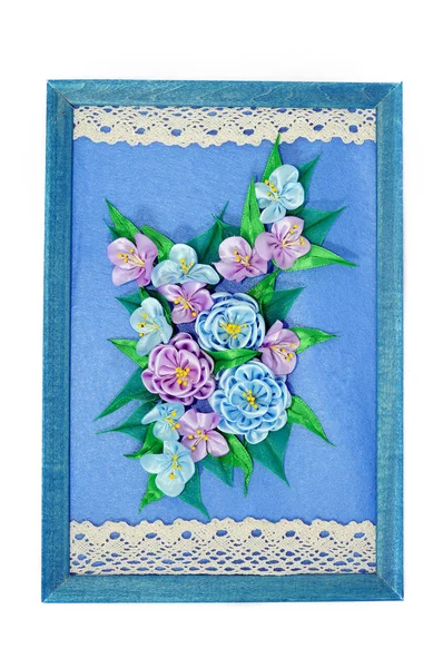 Μπουκέτο από βιολετί λουλούδια σε μπλε φόντο — Φωτογραφία Αρχείου