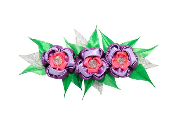 Kanzashi. Fleur artificielle rose et violette isolée sur blanc b — Photo