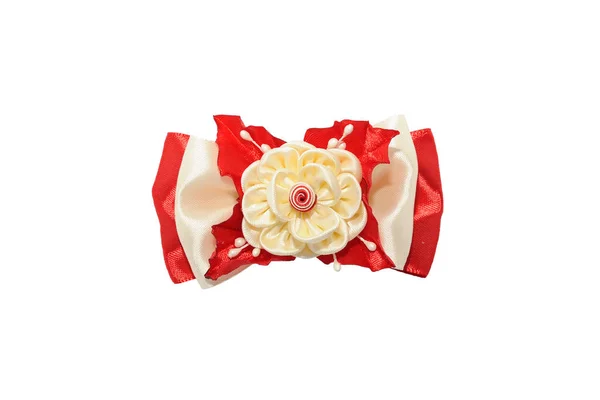 カンザシ。白に隔離された赤い弓の上にベージュの人工花 — ストック写真