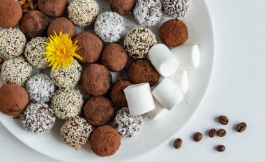 Bir sürü lezzetli çikolatalı trüf, kakao, hindistan cevizi, lokum ve fındıklı susam, lezzetli ve güzel tatlı.