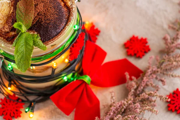  Lezzetli tiramisu, kakao serpilmiş, bir tutam nane, Noel için süslenmiş - ışıklar, kırmızı pruva, kar taneleri