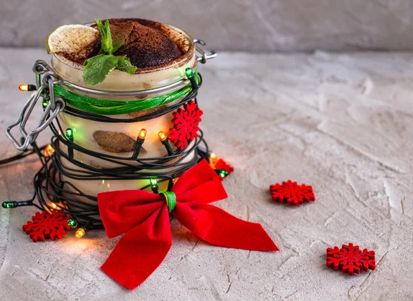  Lezzetli tiramisu, kakao serpilmiş, bir tutam nane, Noel için süslenmiş - ışıklar, kırmızı pruva, kar taneleri