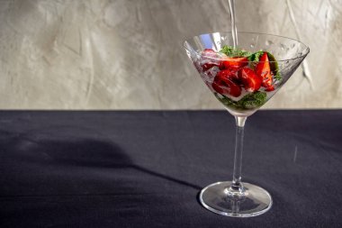  Buzlu ve naneli çilek kokteyli, siyah ve beton arka plan, şık ve lezzetli, alışılmadık martini.