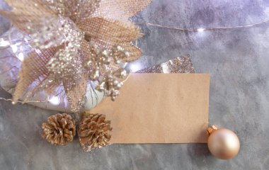 Gümüş sarısı renkte güzel yeni yıl dekoru, alışılmadık çiçek, çam kozalakları, boş kart, şık ve modern