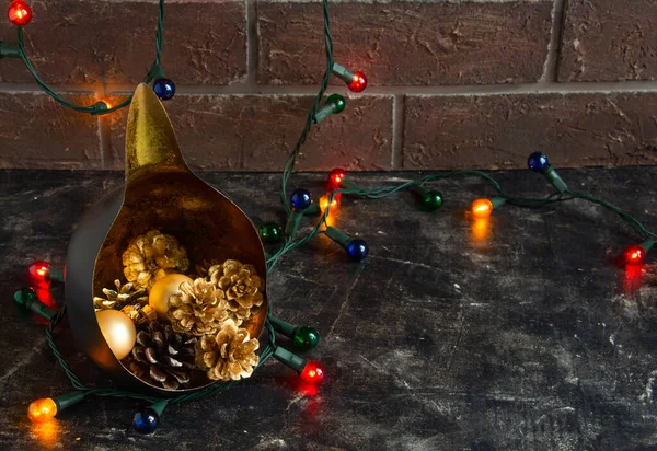 Wspaniała kompozycja świąteczna z niezwykłym świecznikiem, złotymi rożkami i lampkami sylwestrowymi - tajemnicza, przestrzeń do kopiowania — Zdjęcie stockowe