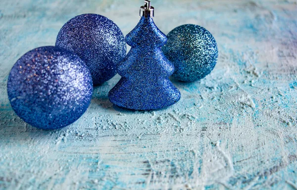 Niebieskie musujące ozdoby świąteczne - kulki i choinka na białym i niebieskim tle, wystrój na Nowy Rok — Zdjęcie stockowe