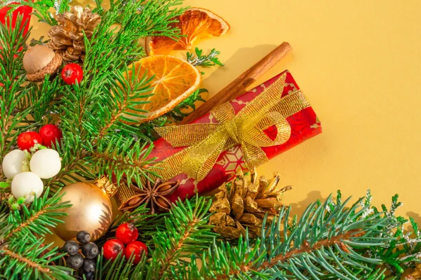 Natal e Ano Novo cartão postal, fundo - abeto, presente em um contexto dourado. Flat lay, espaço de cópia, vista superior — Fotografia de Stock