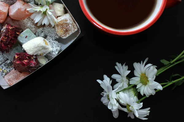 土耳其美食甜点 Baverage 和新鲜甘菊黑色背景 — 图库照片