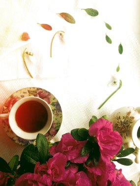 Sabah kahvaltı çay ve pembe azalea çiçekleri düz ile yatıyordu. Kopya alanı.