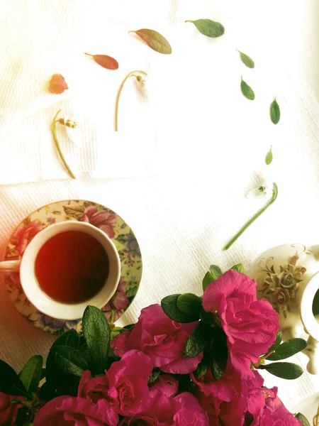 Das Morgendliche Frühstück Mit Tee Und Rosa Azaleen Blüten Lag — Stockfoto