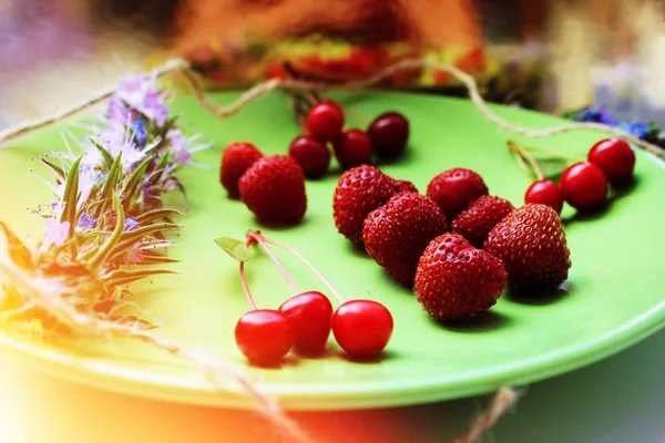 Concepto Temporada Verano Comida Fresca Saludable Flores Cereza Fresa Plato — Foto de Stock