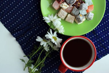 Sonbahar ev coziness. Türk tatlılar lokum yeşil plaka, sıcak çay ve papatya çiçekler.