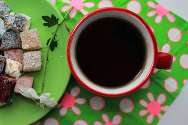 Kahvaltı kavramı: sevindirdi ve şeker, sıcak çay kırmızı bir kupa. Ev coziness. Papatya çiçek