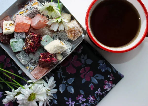 Concept Petit Déjeuner Avec Thé Chaud Dans Une Tasse Rouge — Photo