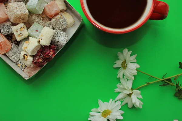 早餐概念 土耳其美食甜点 热茶和新鲜甘菊 — 图库照片