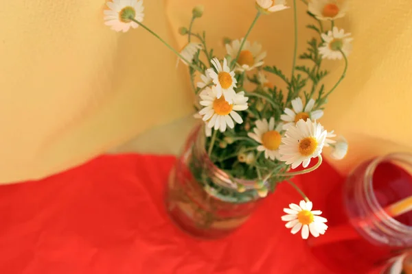 Koncepcja Lato Jaskrawe Koktajle Rumianek Kwiaty Czerwone Żółte Jasne Tło — Zdjęcie stockowe