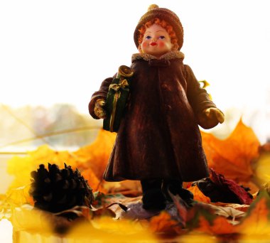 Noel hediyeleri kızla sonbahar kış sezonu sarı yapraklar ve koniler kavramı arasında bir geçiş yapar. Kopya alanı