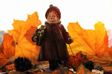 Noel hediyeleri kızla sonbahar kış sezonu sarı yapraklar ve koniler kavramı arasında bir geçiş yapar. Kopya alanı