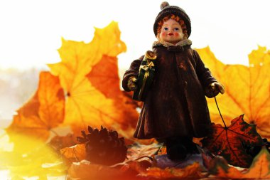 Noel hediyeleri kızla sonbahar kış sezonu sarı yapraklar ve koniler kavramı arasında bir geçiş yapar. Kopya alanı