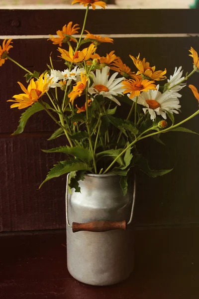 Nyári Csokor Színes Virágot Napsütéses Napon Régi Víz Lehet Fából — Stock Fotó