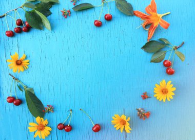 Yaz parlak arka plan çiçekler ile çilek. Metin için yer kopyalayın.