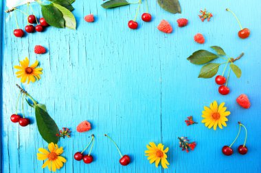 Yaz parlak arka plan çiçekler ile çilek. Metin için yer kopyalayın. Kiraz ve ahududu