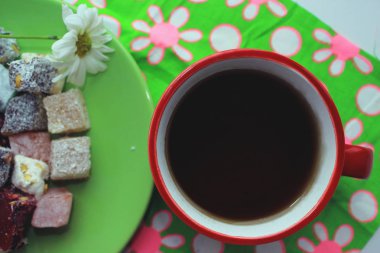 Ev coziness. Türk tatlı ve taze papatya çiçekleri yeşil plaka üzerinde düz yatıyordu. Yakın çekim. 