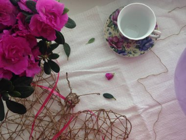 Ev coziness. Açelya çiçek Kupası ve pembe. Düz yatıyordu