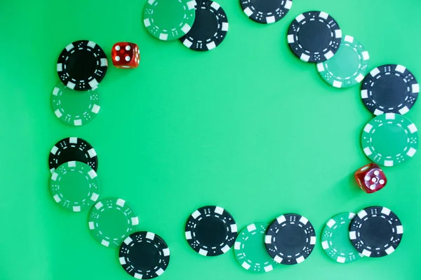 Pokermarker Och Tärningar Grön Bakgrund Kopiera Utrymme — Stockfoto