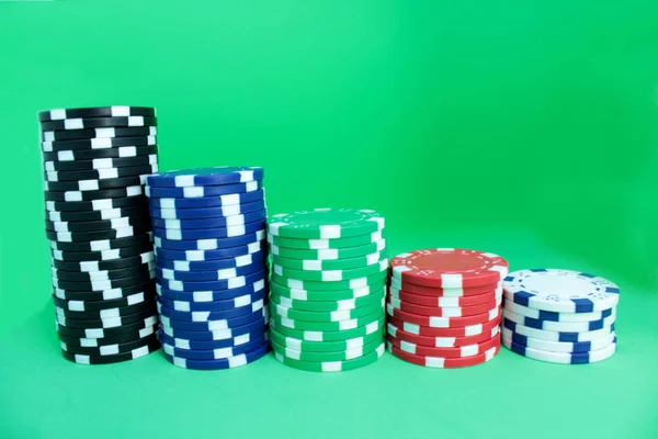 Poker Žetony Zeleném Pozadí Řadě Hodnocení Kopírovat Prostor — Stock fotografie