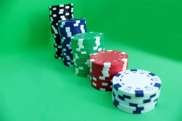Jetons Poker Sur Fond Vert Dans Une Rangée Notation Espace — Photo
