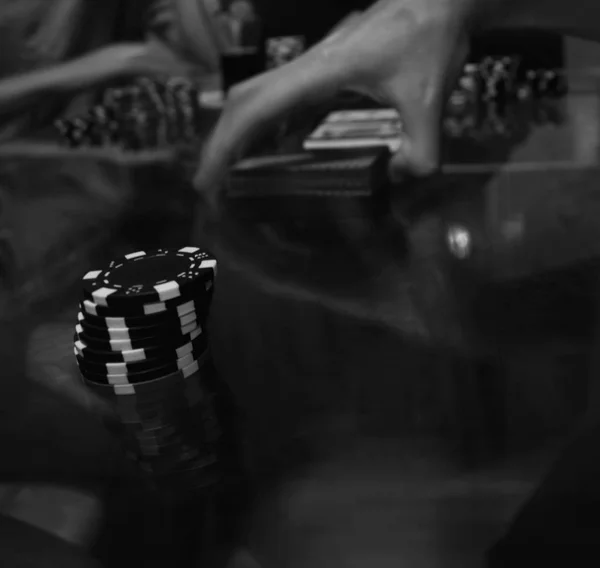 Παιχνίδι Πόκερ Μαύρο Και Άσπρο Πόκερ Σετ Μονόχρωμα Εφέ Κοντινό — Φωτογραφία Αρχείου