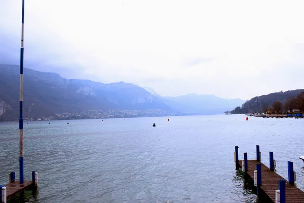 Concepto Tranquilidad Llueve Ciudad Annecy Alpes Nublados Montañas Bajo Lago — Foto de Stock