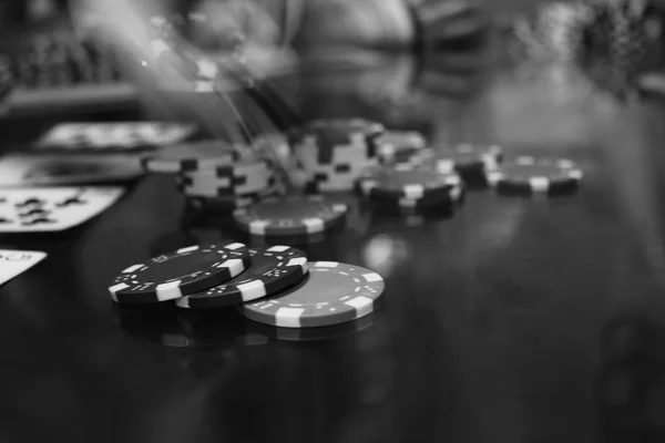 Poker Fichas Negras Cartas Sobre Mesa Con Reflejo Negro Blanco —  Fotos de Stock