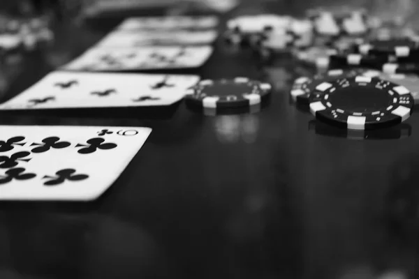 Poker Jetons Noirs Des Cartes Sur Table Avec Réflexion Dans — Photo