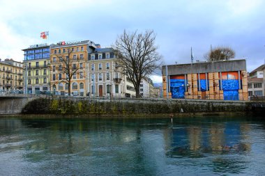 Cenevre, Isviçre-30 Mart 2018: Cenevre sokak görünümü. Ünlü firmalar ve ulusal bayraklar bir sürü güzel mimari