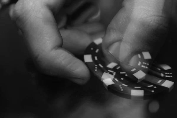 Mužova Ruka Vybrala Chipsy Koncept Pokeru Černobílá Fotografie Trochu Rozmazaná — Stock fotografie