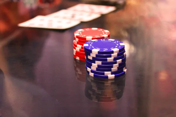 Rode Blauwe Poker Chips Kaarten Selectieve Aandacht Reflectie — Stockfoto